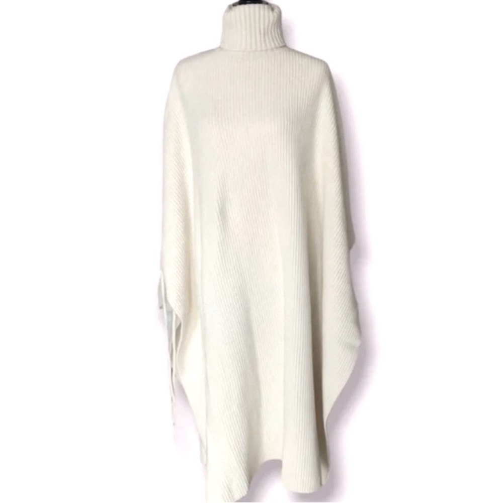 OAK + FORT Cream Turtleneck Sweater
Knit Wool Luxurious Pancho